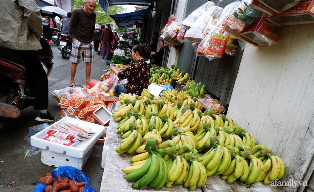 Thị trường đồ lễ ông Công ông Táo sôi động, đồ cúng hàng mã giữ nguyên giá nhưng thực phẩm, hoa quả tăng giá 30%-14