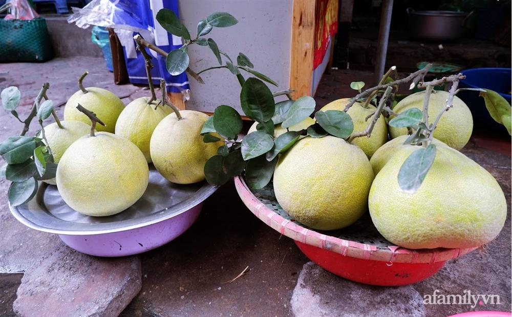 Thị trường đồ lễ ông Công ông Táo sôi động, đồ cúng hàng mã giữ nguyên giá nhưng thực phẩm, hoa quả tăng giá 30%-15