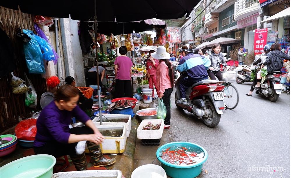 Thị trường đồ lễ ông Công ông Táo sôi động, đồ cúng hàng mã giữ nguyên giá nhưng thực phẩm, hoa quả tăng giá 30%-18