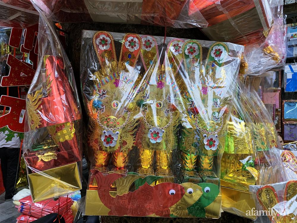 Thị trường đồ lễ ông Công ông Táo sôi động, đồ cúng hàng mã giữ nguyên giá nhưng thực phẩm, hoa quả tăng giá 30%-2