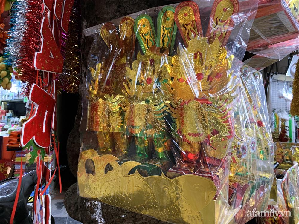 Thị trường đồ lễ ông Công ông Táo sôi động, đồ cúng hàng mã giữ nguyên giá nhưng thực phẩm, hoa quả tăng giá 30%-3