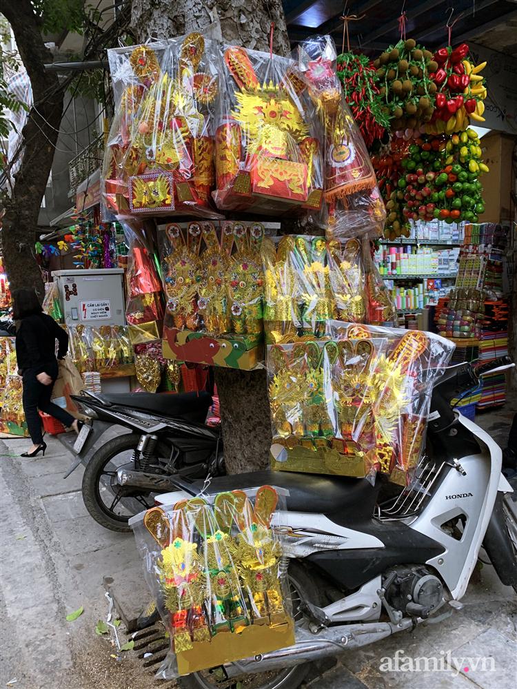 Thị trường đồ lễ ông Công ông Táo sôi động, đồ cúng hàng mã giữ nguyên giá nhưng thực phẩm, hoa quả tăng giá 30%-4