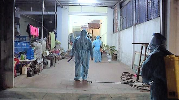 Quảng Ninh: Cả gia đình cách ly tập trung trong đêm vì có 3 người mắc COVID-19-1