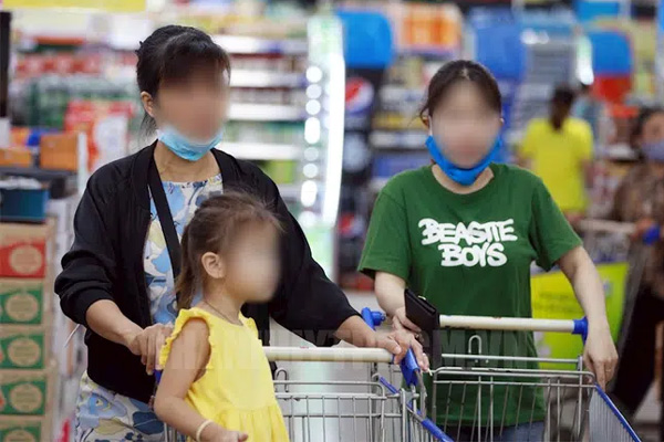 Bé sơ sinh mắc F0 nhăn nhó, khó chịu khi bị xông bằng nồi nước sôi sùng sục, hội bỉm sữa xem mà ai nấy đều lo lắng tột độ-1