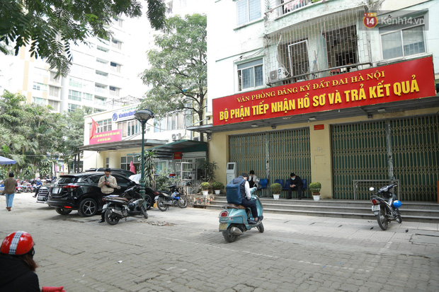 Có ca mắc Covid-19 ghé qua, VP Đăng ký đất đai Hà Nội phải tạm dừng hoạt động, tiến hành khử khuẩn-2