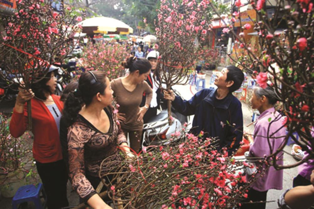 Năm nào cũng buôn 200 cây đào, người phụ nữ tuổi 40 chỉ bán 7 ngày giáp Tết đã thu về hơn 30 triệu-1