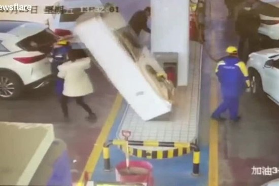 Video: Tài xế kéo đổ cột bơm, đè trúng hai người tại trạm xăng