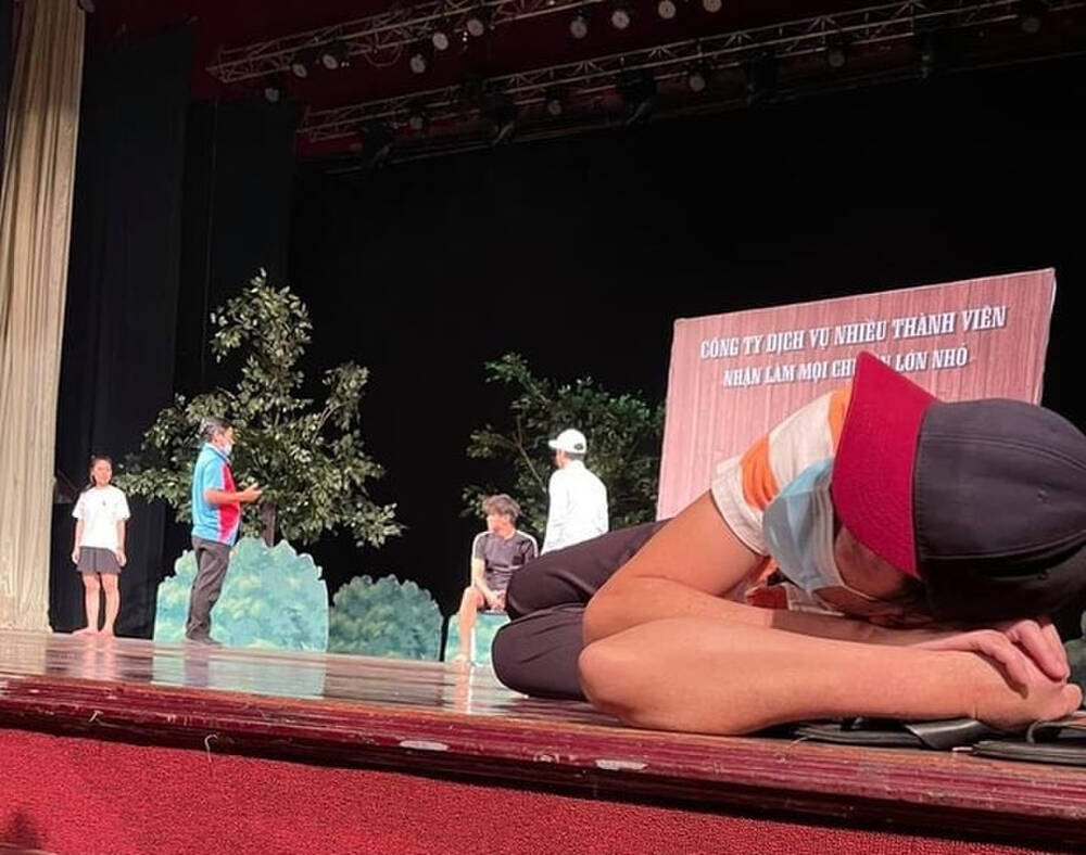Hình ảnh nghệ sĩ Hoài Linh ngủ trên sân khấu khi đang tập kịch Tết khiến khán giả xót xa-2