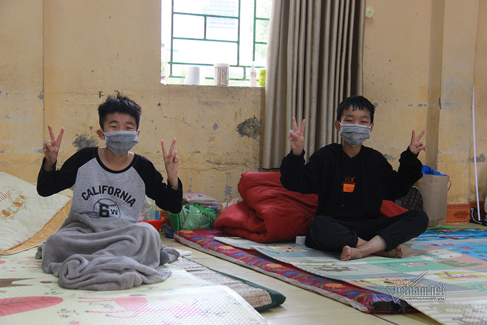 Những bảo mẫu tự nguyện vào khu cách ly F1 chăm trẻ nhỏ-1