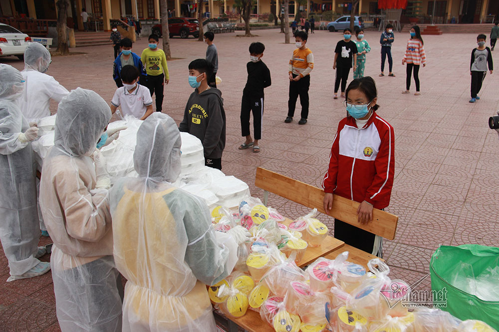 Những bảo mẫu tự nguyện vào khu cách ly F1 chăm trẻ nhỏ-8