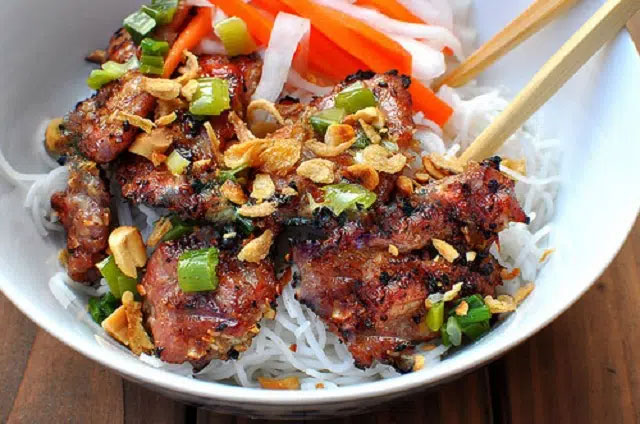 Cô gái trẻ phát hiện ung thư ruột giai đoạn cuối dù không uống rượu, hút thuốc: Bác sĩ nói nguyên nhân đến từ một thói quen ăn tối nguy hiểm-2