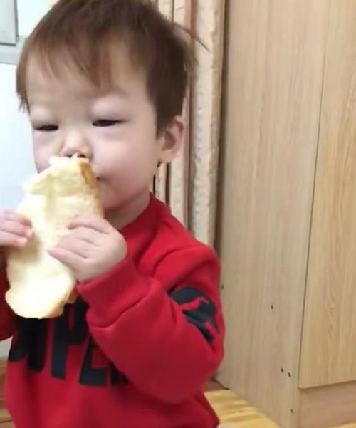 Mẹ hóa trang cực ngầu bước ngang qua con gái như người xa lạ, sau khi biết nguyên do cư dân mạng phải cười bò-4