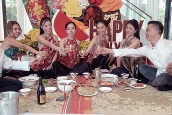 Ngọc Trinh mà muốn chơi Tết hệ hàng hiệu thì phải sắm đủ combo: Băng đô quý tộc và áo cái bang của Prada-17