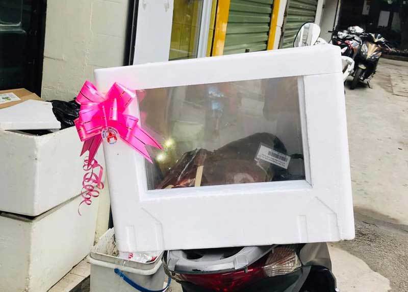 Tôm hùm, cua hoàng đế đóng hộp kính: Quà Tết trăm triệu, sếp biếu nhân viên ăn ngay-3