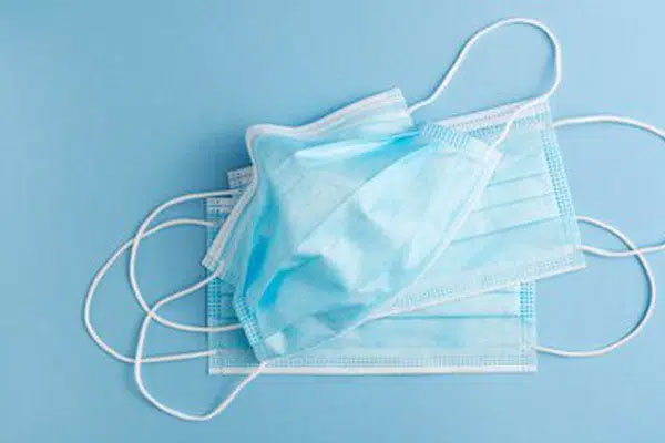 Vì sao bác sĩ hàng đầu ở Mỹ khuyên đeo 2 khẩu trang để phòng COVID-19?-1