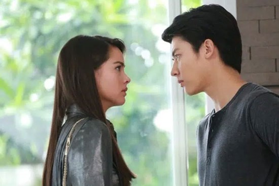 Đi mua sắm quần áo Tết cho con, chồng bảo tôi thanh toán cả cho người yêu cũ của anh