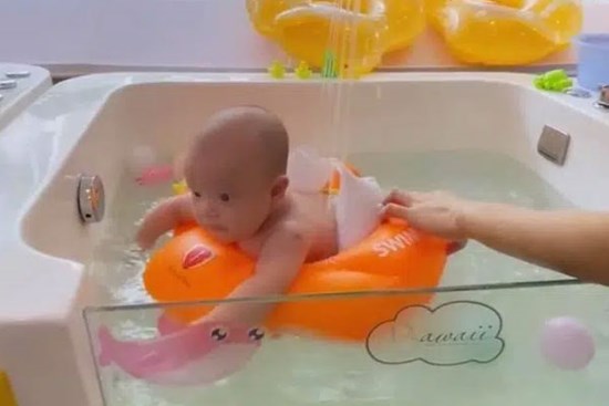 Hồ Ngọc Hà cũng không kìm lòng được trước sự đáng yêu, mũm mĩm của cậu con thứ mới vài tháng tuổi