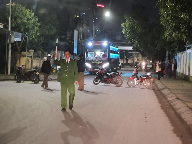 Nam sinh viên trường FPT cơ sở Mỹ Đình tự đi xe máy từ Hà Nội về Nghệ An lên cơn sốt, ho-2