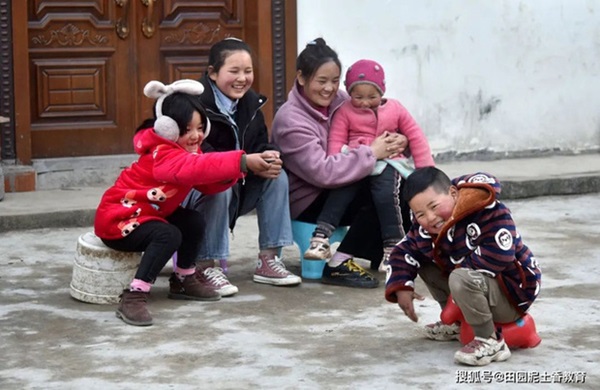 Người mẹ vừa vác hành lý vừa bế con về quê ăn Tết từng gây chấn động MXH xứ Trung, 11 năm sau đứa trẻ đã qua đời nhưng cuộc sống mẹ em gây ngỡ ngàng-2