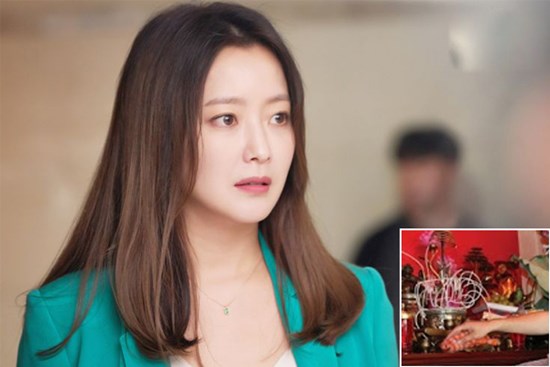 Lau dọn bàn thờ đón Tết, di chuyển mâm bồng thấy thứ này bên dưới tôi bàng hoàng phát hiện ra bí mật của bố mẹ chồng