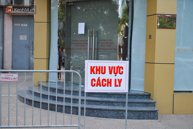 Ảnh, clip: Phong toả, phun khử khuẩn ngân hàng tại Hà Nội - nơi làm việc của ca mắc Covid-19 thứ 22-2