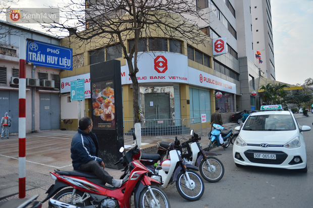 Ảnh, clip: Phong toả, phun khử khuẩn ngân hàng tại Hà Nội - nơi làm việc của ca mắc Covid-19 thứ 22-10