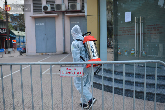 Ảnh, clip: Phong toả, phun khử khuẩn ngân hàng tại Hà Nội - nơi làm việc của ca mắc Covid-19 thứ 22-5
