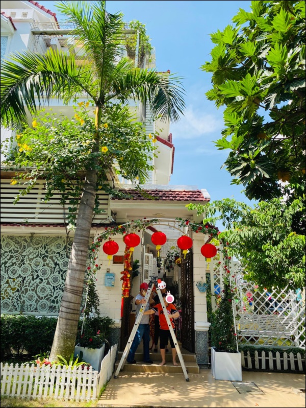 Sao Việt trang trí nhà cửa đón Tết: Lã Thanh Huyền 3 đời chơi lan Hồ Điệp, Thúy Hạnh thiết kế sân&nbsp;vườn đèn hoa lộng lẫy như nhà hàng Nhật-9