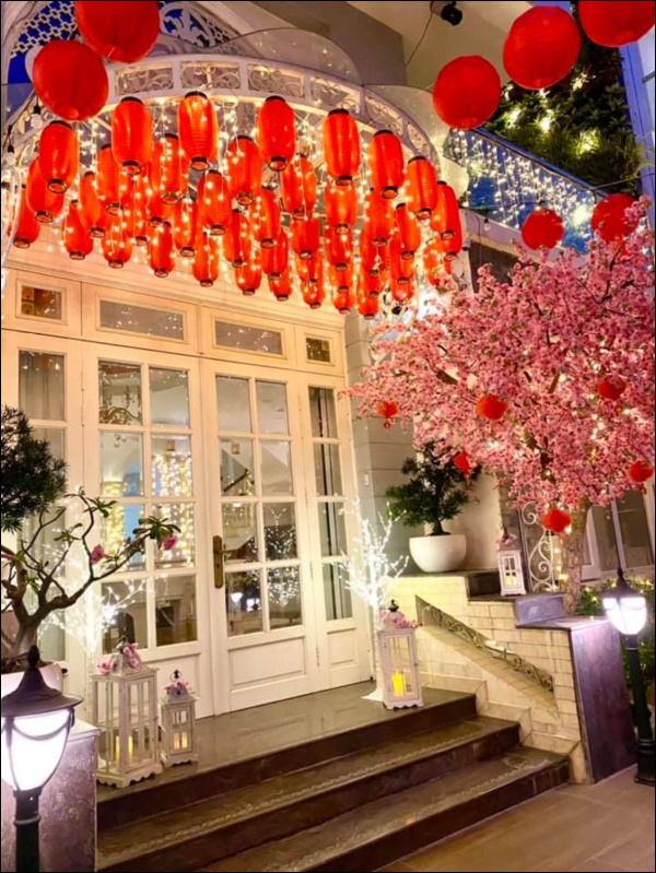 Sao Việt trang trí nhà cửa đón Tết: Lã Thanh Huyền 3 đời chơi lan Hồ Điệp, Thúy Hạnh thiết kế sân vườn đèn hoa lộng lẫy như nhà hàng Nhật-15