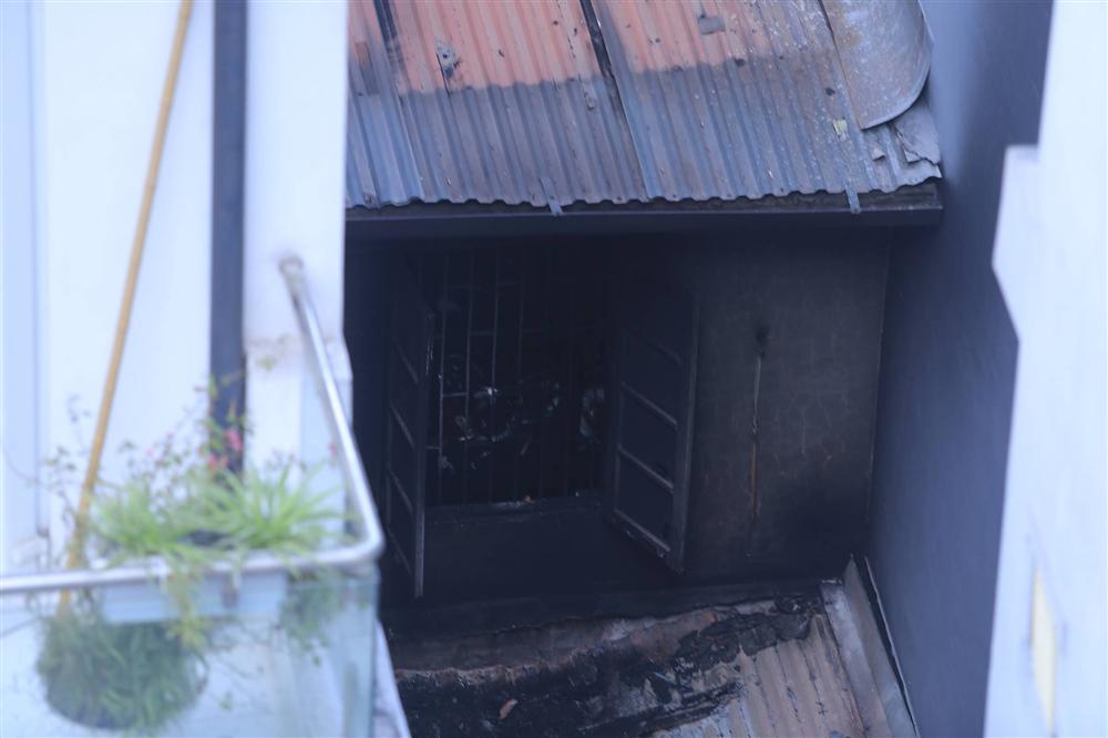 Ảnh: Kinh hoàng hiện trường vụ đốt vàng mã cháy nhà khiến 4 sinh viên tử vong, mọi thứ trong phòng đều bị thiêu rụi-3