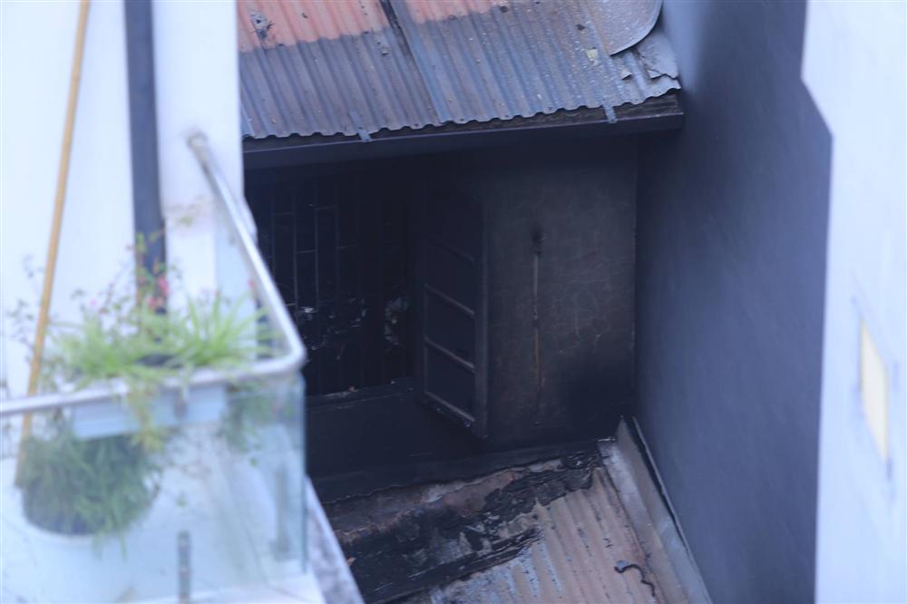 Ảnh: Kinh hoàng hiện trường vụ đốt vàng mã cháy nhà khiến 4 sinh viên tử vong, mọi thứ trong phòng đều bị thiêu rụi-4