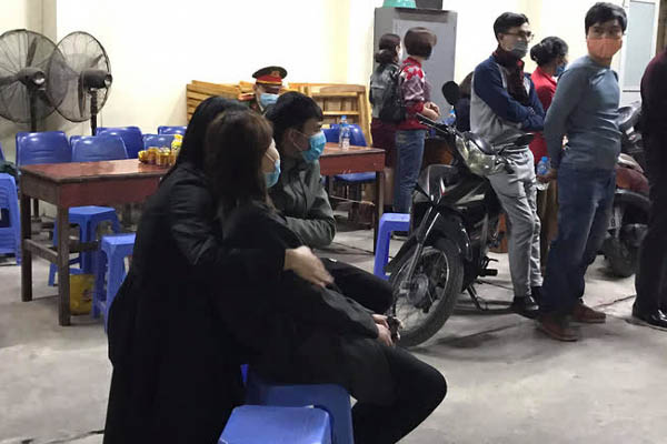 4 thanh niên tử vong trong vụ cháy do đốt vàng mã ở Hà Nội: Người vợ mang thai 8 tháng ôm linh cữu chồng khóc nghẹn-4