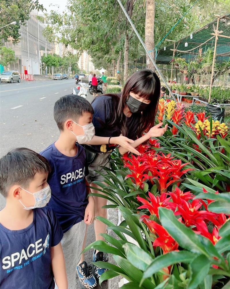 Mới 21, 22 âm nhưng hot mom Thủy Anh đã nhất quyết dẫn 2 con đi mua hoa Tết, hóa ra cô muốn dạy con bài học tuyệt vời như này-2