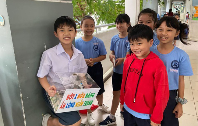 Mới 21, 22 âm nhưng hot mom Thủy Anh đã nhất quyết dẫn 2 con đi mua hoa Tết, hóa ra cô muốn dạy con bài học tuyệt vời như này-4