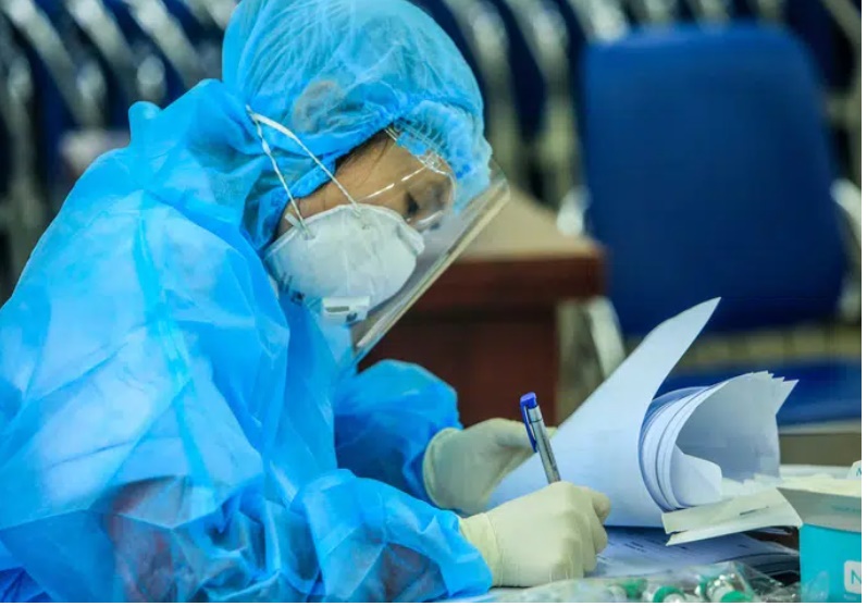 Nữ nhân viên ngân hàng ở Hà Nội nhiễm COVID-19 đã đi những nơi nào trước khi phát hiện dương tính?-1