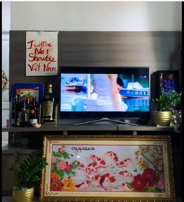 Nam Em sống trong căn hộ 60m2 ở TP. HCM, thiết kế đơn giản nhưng câu slogan ở phòng khách lại gây tranh cãi-5