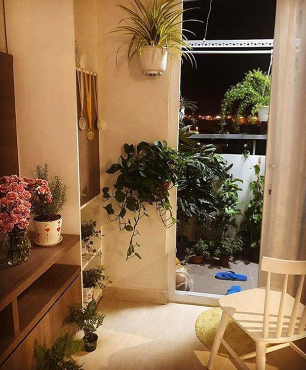 Nam Em sống trong căn hộ 60m2 ở TP. HCM, thiết kế đơn giản nhưng câu slogan ở phòng khách lại gây tranh cãi-6