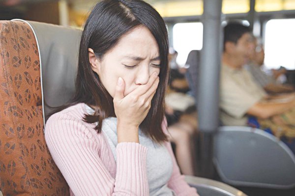 Bí quyết sinh tồn cho hội chị em bị say tàu xe: Uống 1 ly nước này 30 phút trước khi lên xe, đảm bảo chị Huệ sẽ không ghé thăm-1