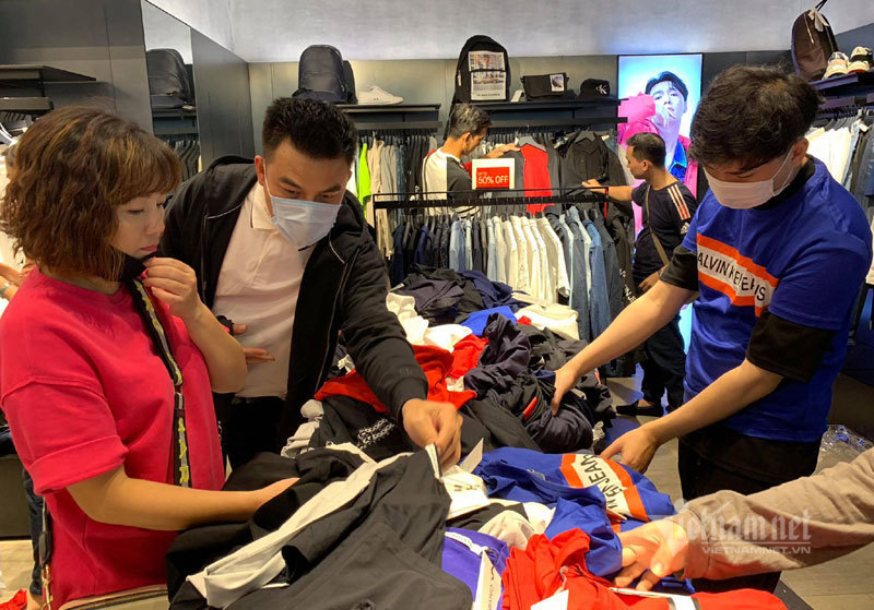 Bán 1 cái váy, nhân viên ôm 27 mẫu, chạy 3 vòng quanh Hà Nội-1