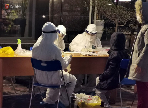 Hà Nội: Xuyên đêm lấy mẫu xét nghiệm toàn bộ cư dân tại chung cư nơi nhân viên ngân hàng mắc Covid-19 sinh sống-5