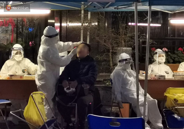 Hà Nội: Xuyên đêm lấy mẫu xét nghiệm toàn bộ cư dân tại chung cư nơi nhân viên ngân hàng mắc Covid-19 sinh sống-7