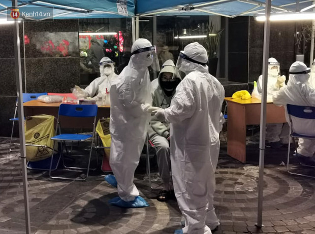 Hà Nội: Xuyên đêm lấy mẫu xét nghiệm toàn bộ cư dân tại chung cư nơi nhân viên ngân hàng mắc Covid-19 sinh sống-8