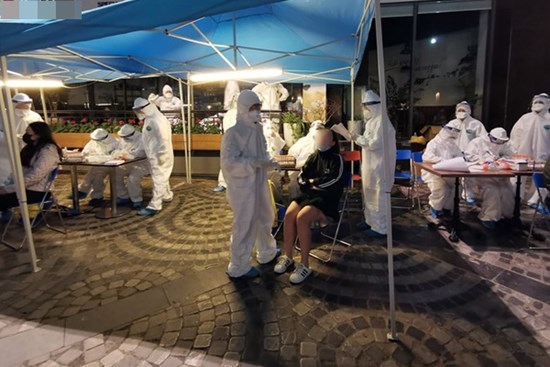 Hà Nội: Xuyên đêm lấy mẫu xét nghiệm toàn bộ cư dân tại chung cư nơi nhân viên ngân hàng mắc Covid-19 sinh sống