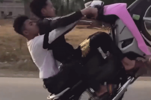 CLIP: Bạn đòi đổi lái khi đang bốc đầu xe máy, 