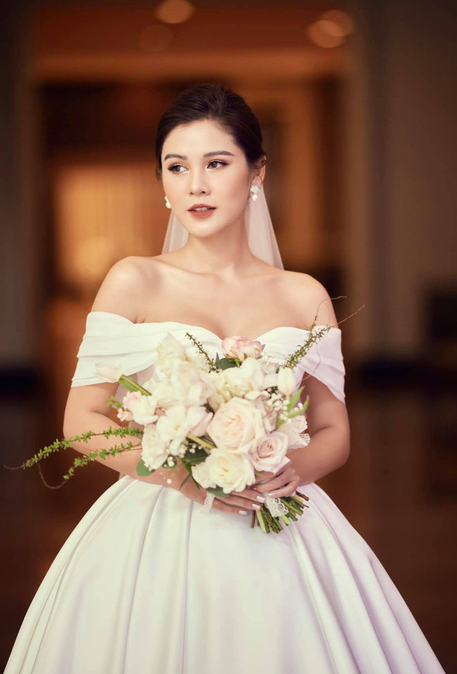 Vợ CEO khoe ảnh khác biệt lúc đi làm với khi về quê vặt lông gà: Thần thái quyết định tất cả-7