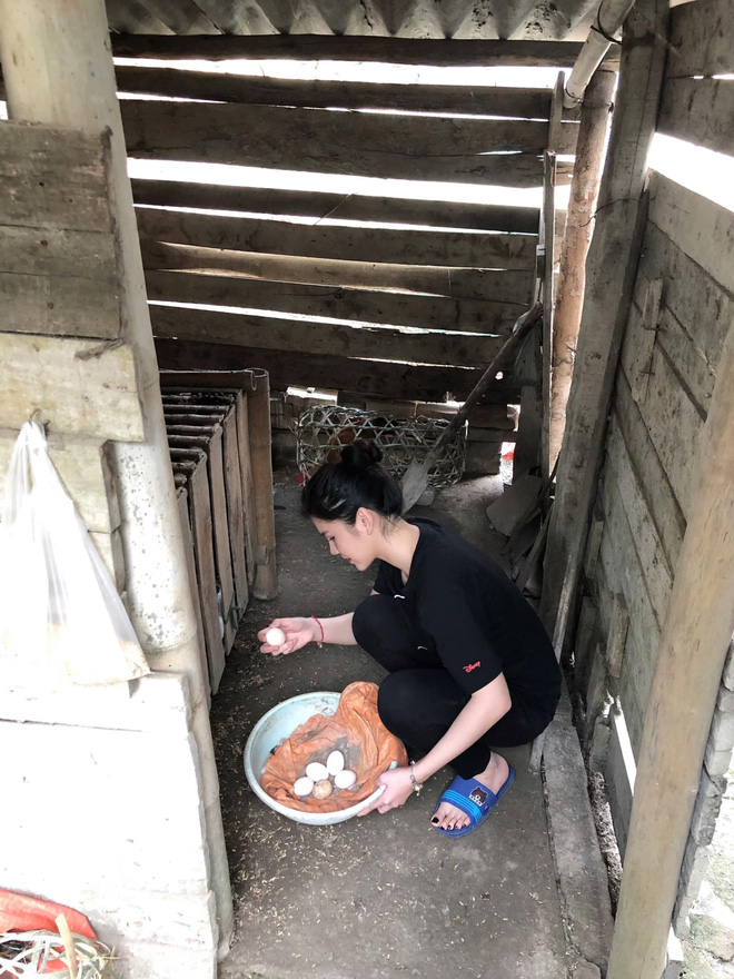 Vợ CEO khoe ảnh khác biệt lúc đi làm với khi về quê vặt lông gà: Thần thái quyết định tất cả-5