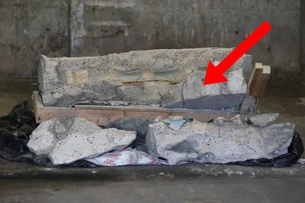 Đang lau dọn, chủ nhà phát hiện mùi hôi thối nồng nặc từ khối bê tông nham nhở ở trong phòng, đập ra liền nhìn thấy thứ kinh hoàng-2