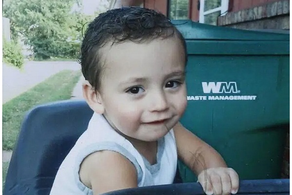 Đang lau dọn, chủ nhà phát hiện mùi hôi thối nồng nặc từ khối bê tông nham nhở ở trong phòng, đập ra liền nhìn thấy thứ kinh hoàng-3