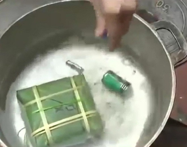 Chuyên gia hướng dẫn soi bánh chưng luộc pin qua 3 tiêu chí cơ bản, Tết khỏi lo mua nhầm đồ bẩn cho cả nhà-3