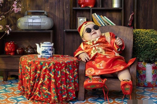 Bộ ảnh Tết của bé trai 1 tuổi gây sốt MXH vì đáng yêu 